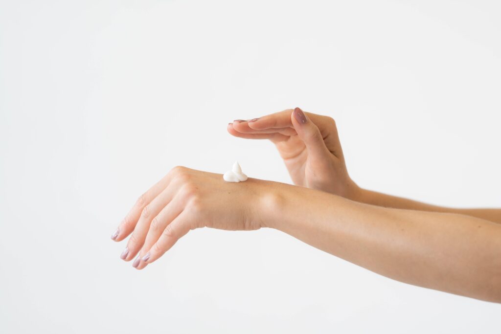 crema cbd applicazione foto crema cbd applicazione