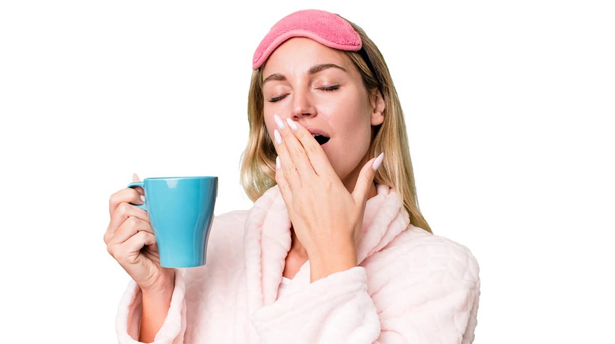 Giovane donna beve la melatonina per dormire