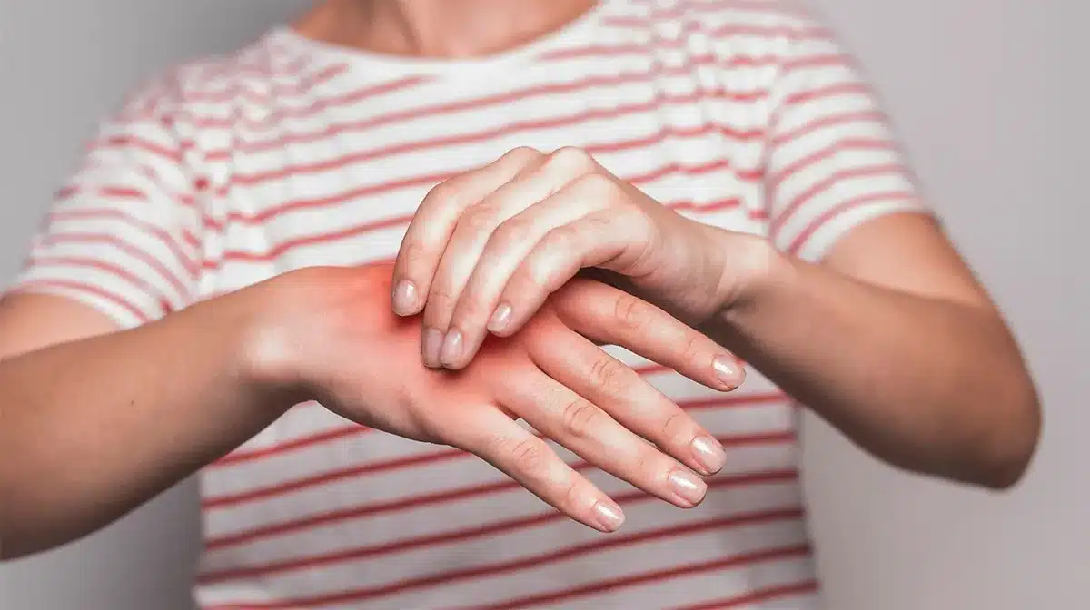 Ragazzo testa le proprietà antinfiammatorie del CBD